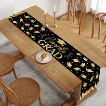 1條2024畢業桌旗，印有學士帽、錄取通知細節，黑金色滌綸桌旗，適用於畢業派對裝飾。