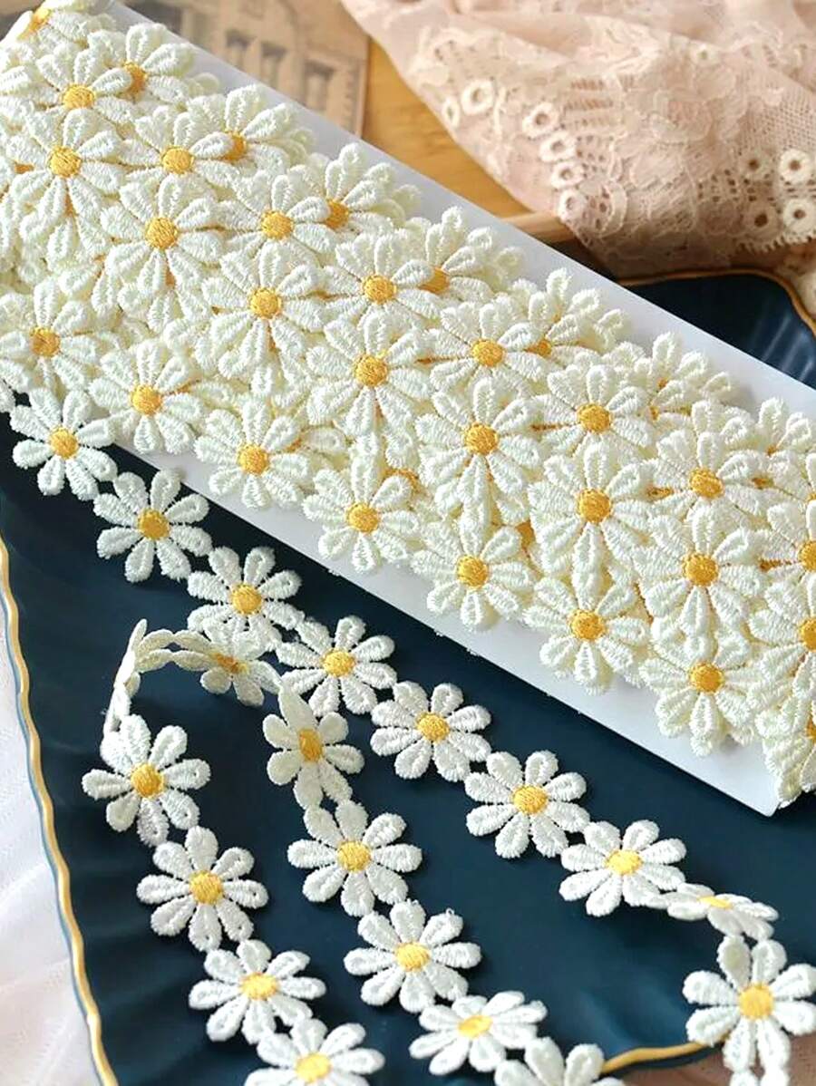 1 قطعة زهرة الأقحوان عشوائية اللون قماش تريم، ديكور خياطة DIY، اكسسوار ملابس الدمى، تريم زهري ديكوري للملابس، 2.5*91سم - أبيض - مشاهدة 1