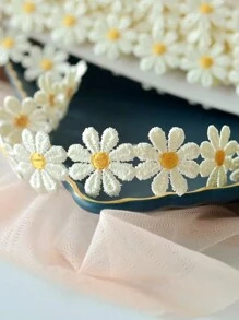 1 قطعة زهرة الأقحوان عشوائية اللون قماش تريم، ديكور خياطة DIY، اكسسوار ملابس الدمى، تريم زهري ديكوري للملابس، 2.5*91سم - أبيض - مشاهدة 5