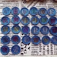1 pezzo Timbro tradizionale medievale con alfabeto iniziale in ceralacca, testina in ottone e manico in legno, per biglietti di Ringraziamento, buste, confezioni regalo, inviti di matrimonio e fidanzamento - Lettere A-Z, Back to School, Forniture scolastiche
