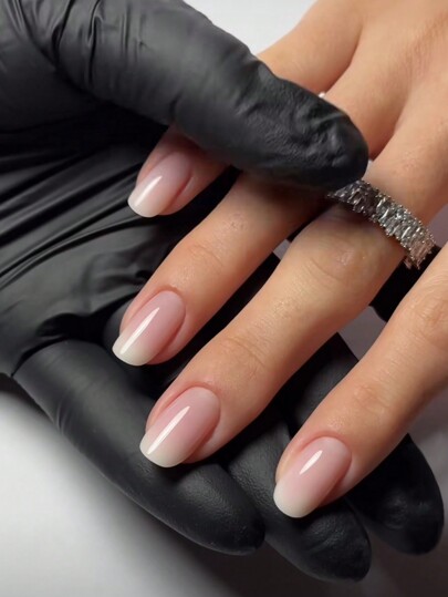 قم بترقية أسلوب أظافرك المضغوطة على الفور مع طقم أظافر قصيرة بشكل اللوز بلون عاري وأبيض بطراز أوروبي 24/30 قطعة. يأتي مع 1 قطعة من الغراء الجيلي و 1 قطعة من ملف الأظافر. تصميم قابل لإعادة الاستخدام للحفلات والرقص أو الارتداء اليومي. أظافر مضغوطة، لوازم الأظافر