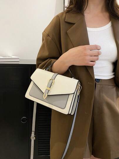 Handtasche Mit Umgeschlagenem Gürteldekor Und Über Die Brust Verlaufenden Taschenriemen