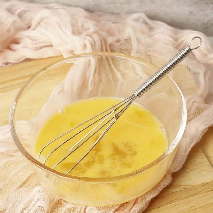 1 Pc Stainless Steel Hand Whisk Household Hand-Held And Face Spring Whisk Kitchen Baking Tools Stainless Steel Manual Egg Beater - Grey - View 1