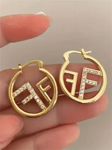 1雙鍍金鈦鋼V形字母鏤空圓耳環合適的適用於女性每天穿戴,派對和節日 - 金色 - 查看 8