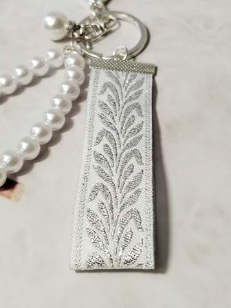 1入仿珍珠鑰匙扣銀葉簇花鑰匙扣，女士精美包包掛件鑰匙扣，女士時尚緞帶鑰匙扣，萬能鑰匙扣，女士時尚鑰匙扣，校用文具，教師禮物，開學送禮教師配件