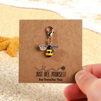 1pc "Just Bee Yourself" "Thank You Beeing A Great Friend" "Just Keep Beeing You" Positive Encouragement Gift, Cheer Card, Cute Friendship Gift, Christmas Stocking Filling, Fun Card Car Accessories Bag Charm School Goth Y2k