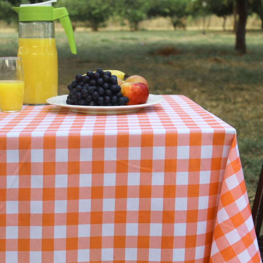 Toalha de Mesa Quadrada Pequena em Tecido Oxford Xadrez Fio Tinto 1,00m x 1,00m Para Decoração de Festas, Piquenique e Uso Geral - Laranja - Visão 1