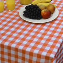Toalha de Mesa Quadrada Pequena em Tecido Oxford Xadrez Fio Tinto 1,00m x 1,00m Para Decoração de Festas, Piquenique e Uso Geral - Laranja - Visão 3