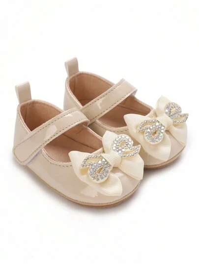 รองเท้าแบนรูปแบบเรโทรแฟชั่นใหม่ปี 2024 สำหรับเด็กผู้หญิงและเด็กหญิงเล็ก พร้อมลายผีเสื้อที่กันลื่นและสบายเท้า