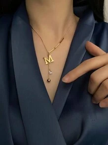 VceTd Um pingente elegante e moderno em aço inoxidável banhado a ouro 18k com a letra M e decoração de borlas é adequado para mulheres usarem em festas ou casamentos. - Ouro amarelo - Visão 3