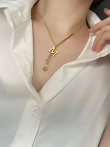 VceTd Um pingente elegante e moderno em aço inoxidável banhado a ouro 18k com a letra M e decoração de borlas é adequado para mulheres usarem em festas ou casamentos. - Ouro amarelo - Visão 4