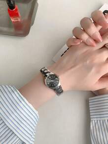 1 chiếc đồng hồ thạch anh tròn đơn giản bằng thép không gỉ màu đen dành cho nữ - Bạc - Xem 2