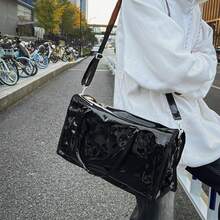 1入組透明色防水PVC(聚氯乙烯)旅行袋、行李袋、手提袋，具有大容量、輕便、抗刮、耐磨等特點，適用於旅行、野營、戶外、通勤，節日必備，夏天適用，休閒、可愛、時尚、街頭風格，有白色或黑色，適合男女生、學生、年輕人使用，具有雙手柄。 - 黑色 - 查看 3