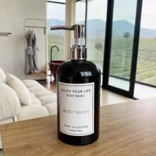 3 Stücke Set schwarze runde Pumpflaschen mit Schulterdruckspender, beschriftet mit wasserfesten Aufklebern. Kann für die Ausgabe von Badeprodukten wie Shampoo, Conditioner, Duschgel, Körperlotion, Gesichtsreiniger und Handcreme verwendet werden. Inklusive ABS-beschichteter Pumpen zum Nachfüllen und Ersetzen. Kann zur Dekoration des Zuhauses und als Badezimmer-Accessoire verwendet werden. Heim-Badezimmer-Dekoration, Herbstdekoration, Rückkehr zur Schule - Schwarz - Übersicht 8