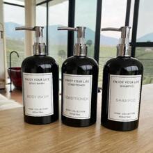 3 Stücke Set schwarze runde Pumpflaschen mit Schulterdruckspender, beschriftet mit wasserfesten Aufklebern. Kann für die Ausgabe von Badeprodukten wie Shampoo, Conditioner, Duschgel, Körperlotion, Gesichtsreiniger und Handcreme verwendet werden. Inklusive ABS-beschichteter Pumpen zum Nachfüllen und Ersetzen. Kann zur Dekoration des Zuhauses und als Badezimmer-Accessoire verwendet werden. Heim-Badezimmer-Dekoration, Herbstdekoration, Rückkehr zur Schule - Schwarz - Übersicht 7