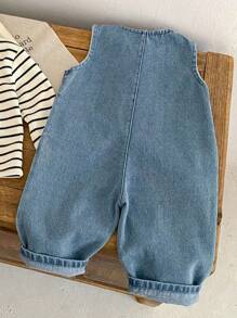 春秋季新款婴儿套装，时尚百搭多功能牛仔连体裤，男女皆宜的蓝色牛仔连体衣，超宽松无袖连体裤（不含上衣）。略微宽松，建议内搭打底衫穿着更舒适，如果单穿请选择小一码。