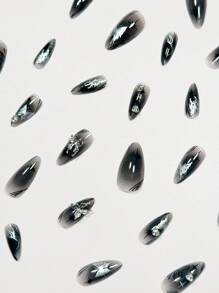 Sanrio 用 24 件中等杏仁色 The Hot Girls 哥特深黑色腮红 3D 蝴蝶水钻装饰 Y2K 风格银色闪光闪亮星星图案全覆盖假指甲套装按压式指甲美甲用品改变您的指甲 - 黑色 - 查看 3