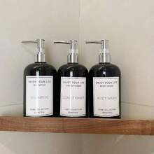 3 Stücke Set schwarze runde Pumpflaschen mit Schulterdruckspender, beschriftet mit wasserfesten Aufklebern. Kann für die Ausgabe von Badeprodukten wie Shampoo, Conditioner, Duschgel, Körperlotion, Gesichtsreiniger und Handcreme verwendet werden. Inklusive ABS-beschichteter Pumpen zum Nachfüllen und Ersetzen. Kann zur Dekoration des Zuhauses und als Badezimmer-Accessoire verwendet werden. Heim-Badezimmer-Dekoration, Herbstdekoration, Rückkehr zur Schule - Schwarz - Übersicht 1