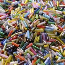300 颗 2x6 毫米多色混合长管种子珠闪亮玻璃珠适用于制作手链首饰 DIY 针线活手工配件 - 彩色 - 查看 15