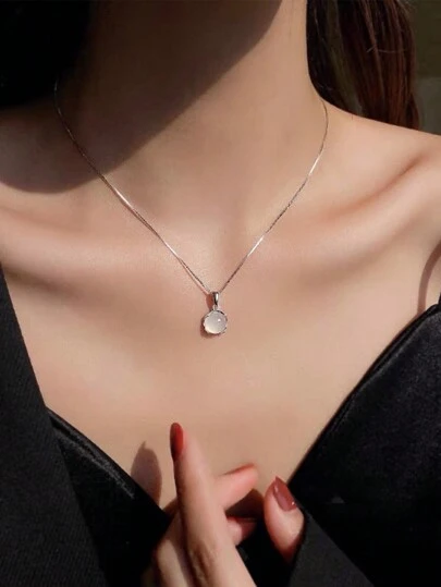 1個精緻的女士珠寶s925純銀圓形白玉吊墜項鍊,時尚極簡設計,適用於女友禮物所有配對鍊條
