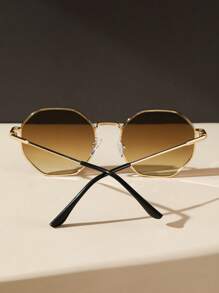 一副女士复古几何金属框经典时尚眼镜，适合日常佩戴、海滩、街头，是理想的海滩配饰，也是秋冬季必备的基础穿搭、商务休闲、夏季海滩度假、户外活动和旅行的理想之选。 - 漸層 - 查看 5