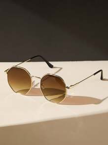 一副女士复古几何金属框经典时尚眼镜，适合日常佩戴、海滩、街头，是理想的海滩配饰，也是秋冬季必备的基础穿搭、商务休闲、夏季海滩度假、户外活动和旅行的理想之选。 - 漸層 - 查看 3