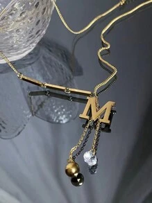 VceTd Um pingente elegante e moderno em aço inoxidável banhado a ouro 18k com a letra M e decoração de borlas é adequado para mulheres usarem em festas ou casamentos. - Ouro amarelo - Visão 5