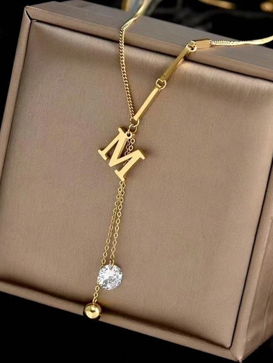 VceTd Um pingente elegante e moderno em aço inoxidável banhado a ouro 18k com a letra M e decoração de borlas é adequado para mulheres usarem em festas ou casamentos. - Ouro amarelo - Visão 1