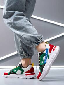 男士个性休闲运动鞋，时尚字母图案前系带白红撞色户外滑板鞋