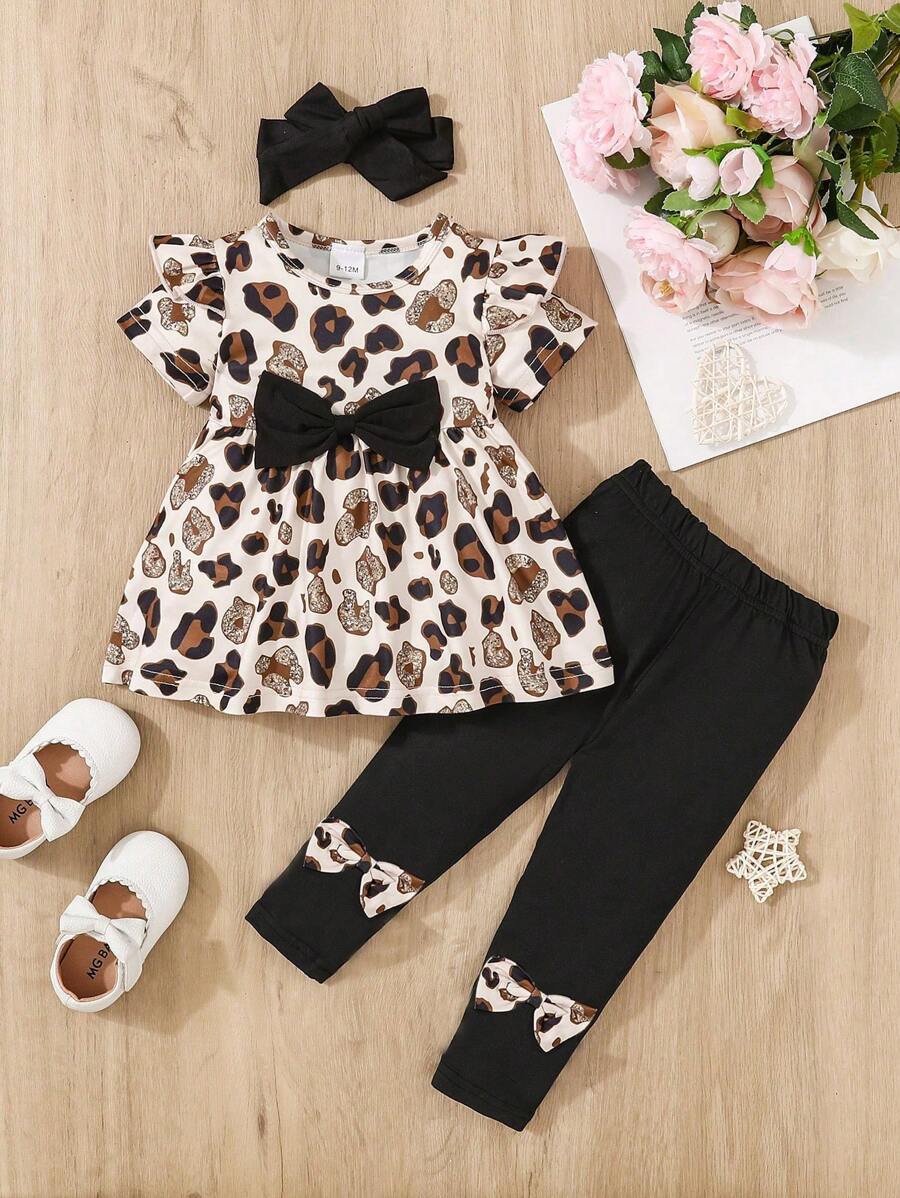 Completo per bambina con maglietta a maniche corte con colletto alla Peter Pan e stampa leopardata, fiocco e pantaloni neri