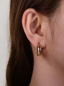 One Pair Of Stylish And Simple Stainless Steel C-Shaped Earrings Suitable For Daily Wear By Women