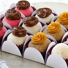 Kit 100 Forminhas 4 Pétalas Para Doces Finos Brigadeiros Formas Festas Aniversários Casamentos