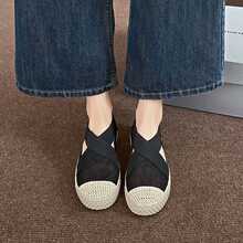 女款PVC鞋底，防滑、耐磨、穩定。漁夫風格的鞋款，編織鞋面帶有空心設計和透氣功能。 - 黑色 - 查看 3