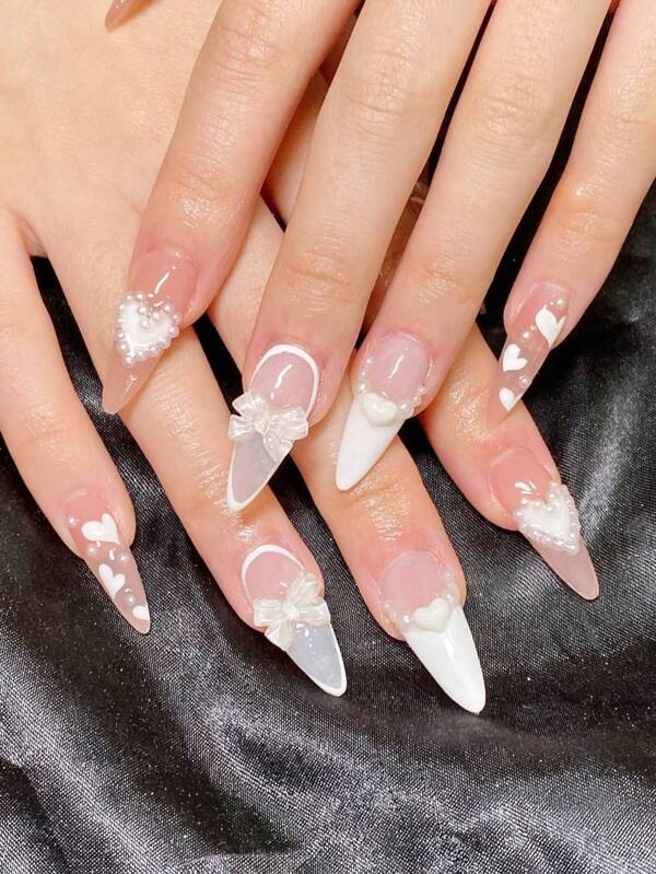 ٢٤ قطعة مصممة بشكل يدوي قصيرة بشكل لوزي وبأسلوب فرنسي حلو ورومانسي، ربطة أنيقة باللون الأبيض، و قلب لؤلؤي ملائمة للاستخدام اليومي أو للمواعيد، وخاصة للحصول على تدليك الأظافر. مناسبة للسيدات، مثالية للأظافر، يتم استخدامها على الأظافر بدون لصقات. اضافر صناعيه اظافر اصطناع