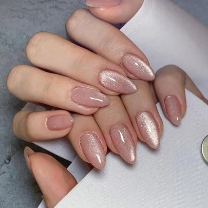 Bộ 24 miếng dán móng tay hình mắt mèo màu nude cỡ trung bình, bao gồm 1 tờ giấy dán và 1 dũa móng tay mini, thích hợp sử dụng hàng ngày, là dụng cụ làm móng nghệ thuật lý tưởng.