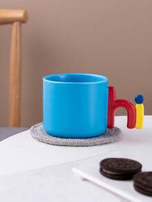 字母手柄杯是一種獨特實用的設計，提供舒適的握把手感，為日常生活增添色彩。明亮的藍色外觀結合多彩的字母手柄，可以成為家庭、辦公室或學校的焦點。 - 藍色 - 查看 4