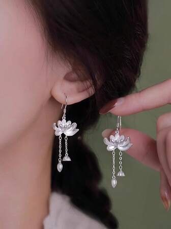 1對時尚流行的女性精緻復古荷葉流蘇耳環，亞銀色帶古董風格耳墜，細緻多變的獨特設計，帶有校女和甜美女孩的個性化珠寶，適合日常穿著和女士飾品