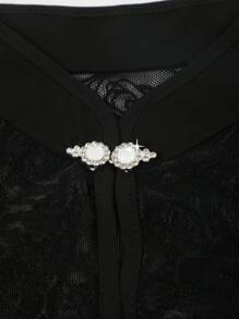 1 pieza Chal elegante de mujer con botón de perla falsa, patrón floral y calado, negro, perfecto para una cita o fiesta de noche y complementa con un vestido camiseta, Día de San Valentín