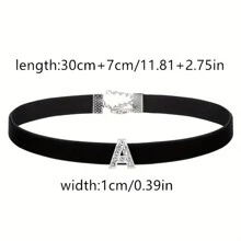 Schwarzes Halsband Aus Strassbesetzten Buchstaben Und Aufgenähtem Band Mit Strasssteinen