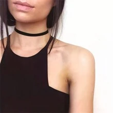 Schwarzes Halsband Aus Strassbesetzten Buchstaben Und Aufgenähtem Band Mit Strasssteinen