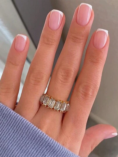 24 Stück kurze, quadratische Press-On Nägel, süße weiße französische lange quadratische künstliche Nägel, die nicht verblassen und wiederverwendbar sind, für Frauen Nagelbedarf