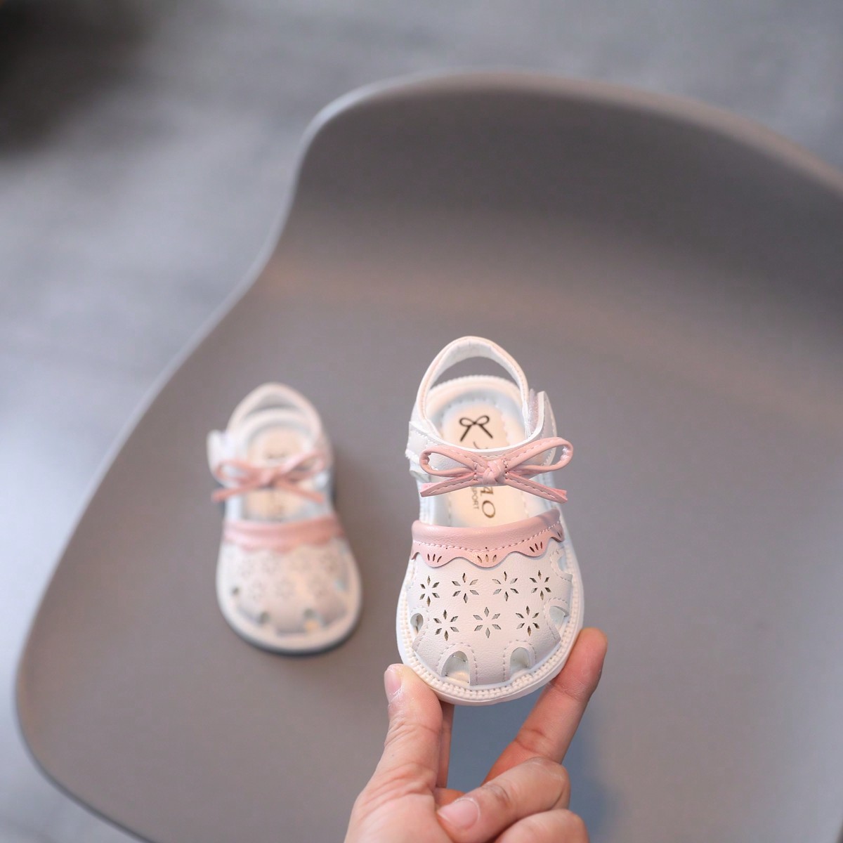 1 Paio di sandali classici alla moda con fiocco per bambine, design con cinturino in PU, sandali piatti carini per bambine, adatti per primavera, estate, autunno e inverno. (La taglia è leggermente pi 