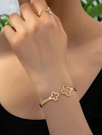 Un brazalete de puño floral geométrico y una sortija abierta hollowed out floral, estilo europeo y americano vintage elegante conjunto de brazalete y sortija para mujeres.