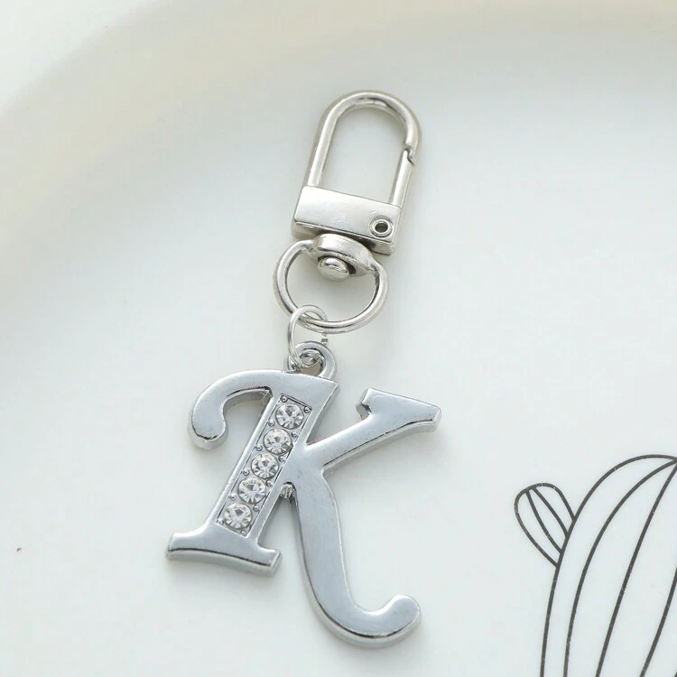 Un llavero de 26 letras de plata creativo y personalizado, accesorio para coche, dije para bolso, mochila para la escuela, ideas de regalo de Navidad lindas góticas y Y2K para accesorios de bolso, cordones con soporte para identificación, accesorios para coche, dije para bolso, accesorios para coche, maestro, amigo, hermana - Multicolor - Añade 13