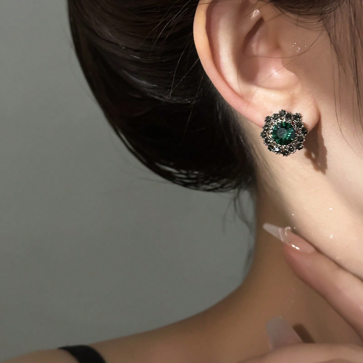 1 paire de boucles d'oreilles Ã petit clou luxueuses de style baroque en diamants complets pour femmes
