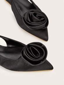 女士时尚甜美平底凉鞋，3D 花卉装饰，适合宴会和度假。尖头、低帮、松紧带、露跟、一脚蹬和设计，适合夏季不同场合穿着。