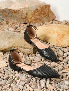 Scarpe eleganti e confortevoli da donna a tacco basso di colore tinta unita, adatte per attività di festa