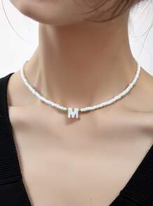 女性用天然貝殼字母吊墜項鍊,白色人造珍珠珠串,緊貼頸部設計,適合旅遊和送禮