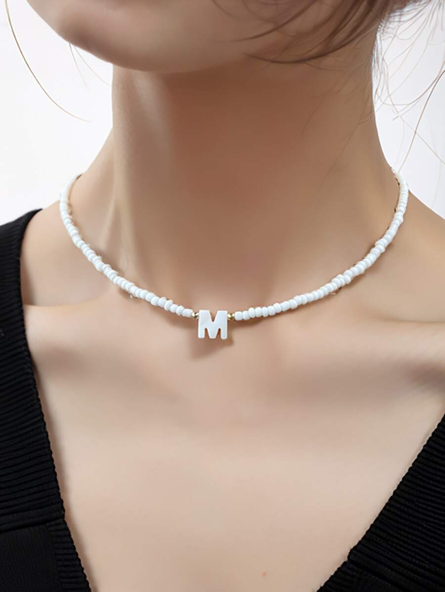 女性用天然貝殼字母吊墜項鍊,白色人造珍珠珠串,緊貼頸部設計,適合旅遊和送禮