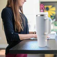 4 英寸粉色皇冠吸管盖和粉色字母吸管盖和 1 个姓名 ID 字母手柄饰物，防尘可重复使用硅胶吸管盖，适用于 30 盎司和 40 盎司带手柄玻璃杯，母亲节礼物 - 粉紅色 - 查看 4